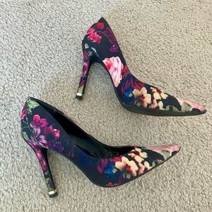 GUESS floral 🌺🌿🖤 beautiful heels
